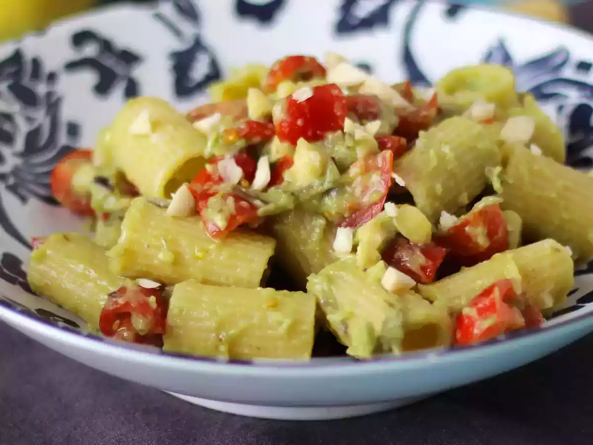 Koude pasta met avocadocrème, amandelen en kerstomaatjes: vegetarisch en erg lekker! - foto 4
