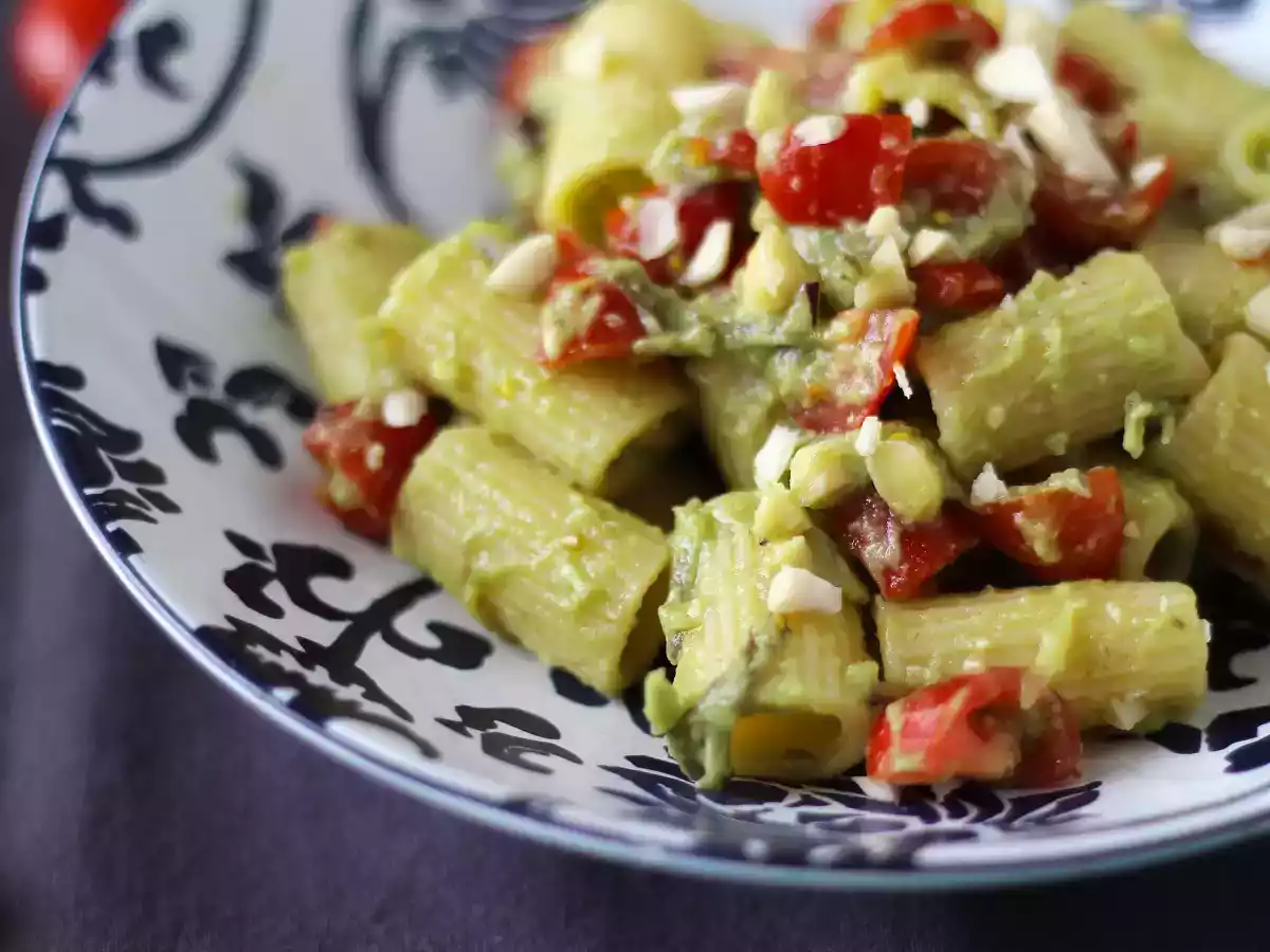 Koude pasta met avocadocrème, amandelen en kerstomaatjes: vegetarisch en erg lekker! - foto 5