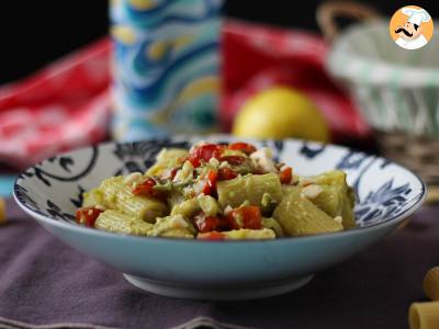 Koude pasta met avocadocrème, amandelen en kerstomaatjes: vegetarisch en erg lekker!