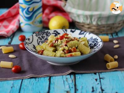 Koude pasta met avocadocrème, amandelen en kerstomaatjes: vegetarisch en erg lekker! - foto 2