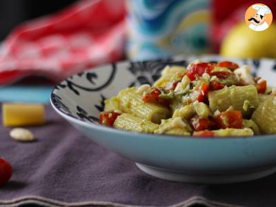 Koude pasta met avocadocrème, amandelen en kerstomaatjes: vegetarisch en erg lekker! - foto 3