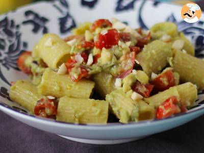 Koude pasta met avocadocrème, amandelen en kerstomaatjes: vegetarisch en erg lekker! - foto 4