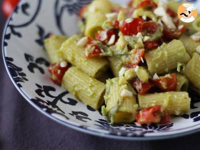 Koude pasta met avocadocrème, amandelen en kerstomaatjes: vegetarisch en erg lekker! - foto 5