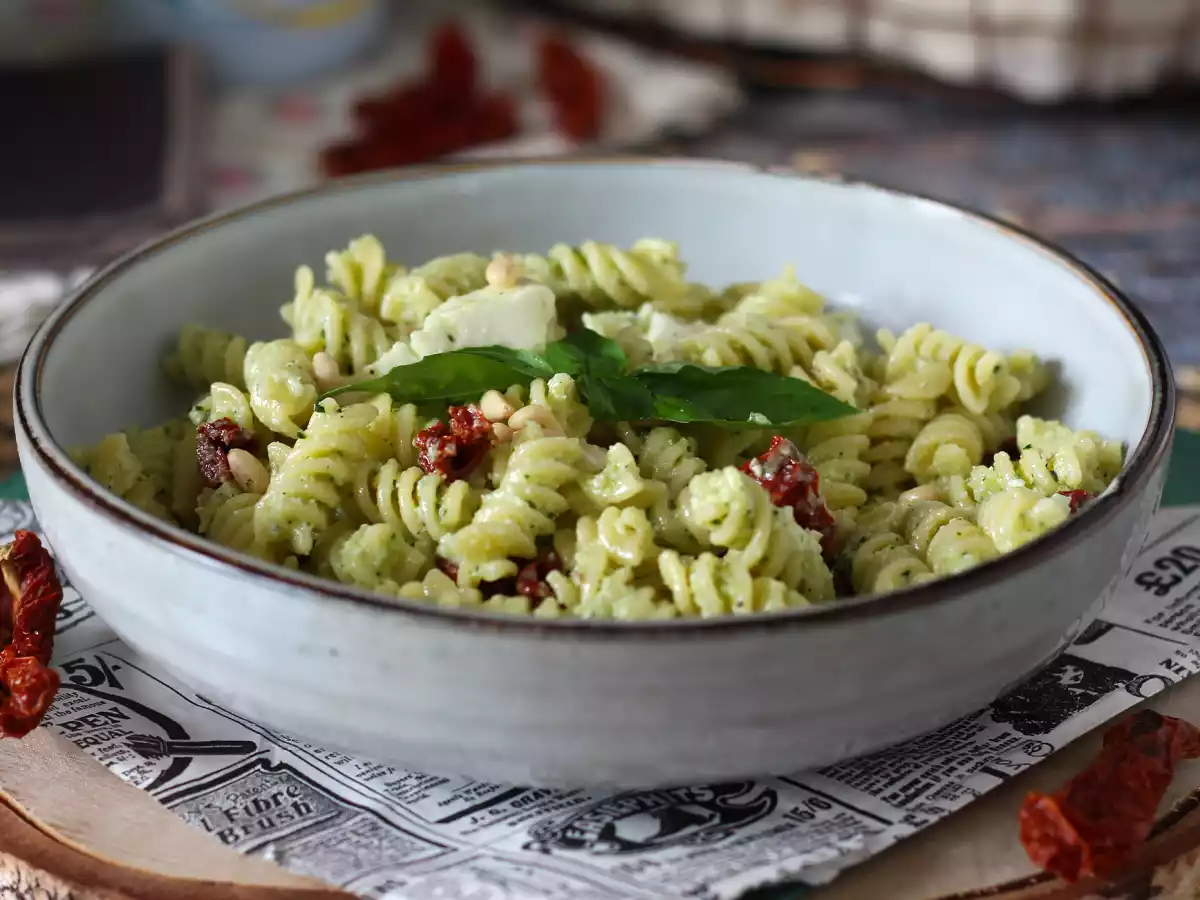 Koude pasta met courgettepesto, buffelmozzarella en zongedroogde tomaten
