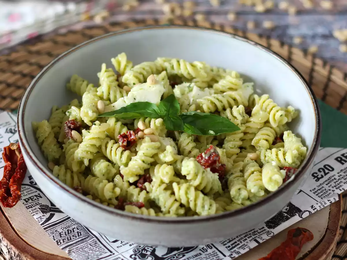 Koude pasta met courgettepesto, buffelmozzarella en zongedroogde tomaten - foto 2