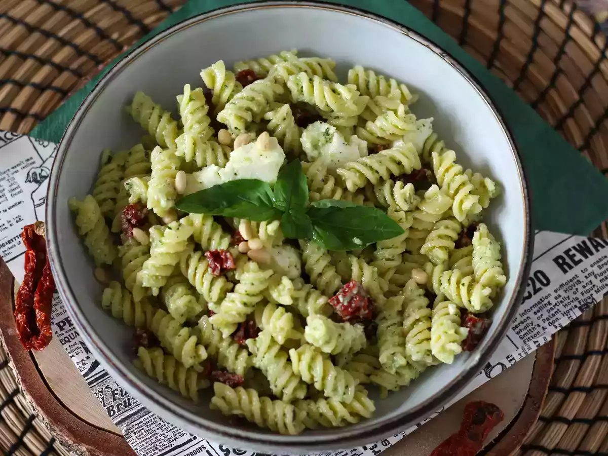 Koude pasta met courgettepesto, buffelmozzarella en zongedroogde tomaten - foto 4