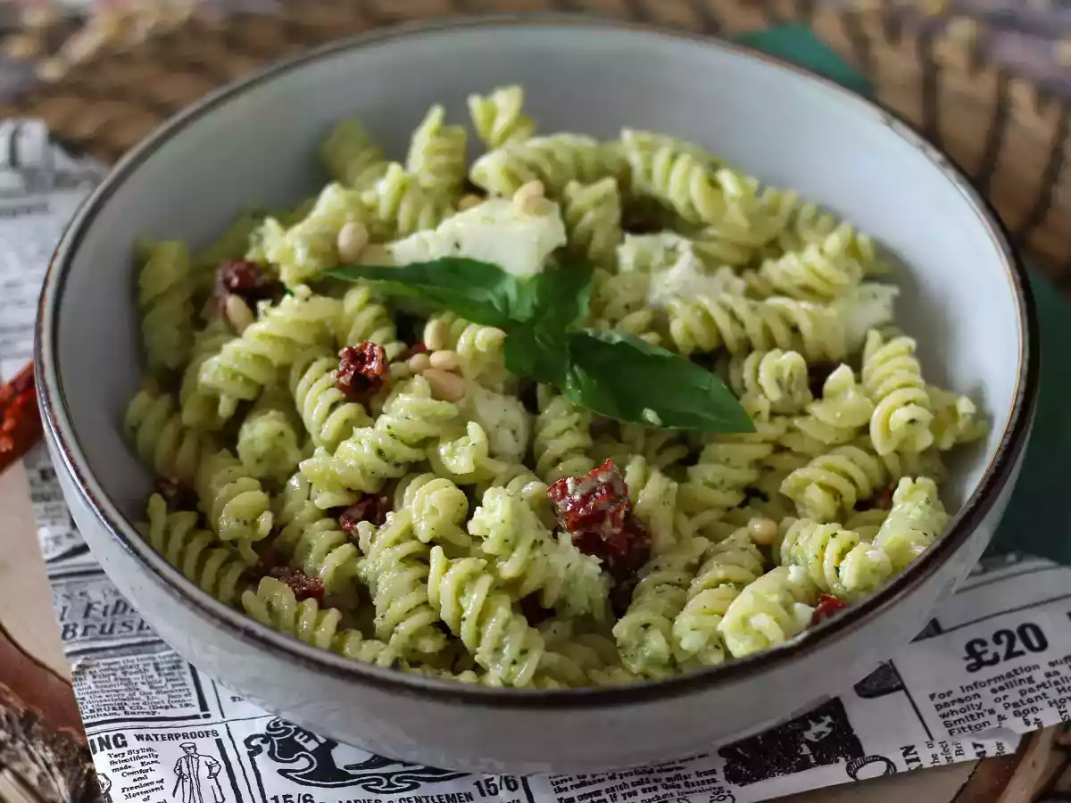 Koude pasta met courgettepesto, buffelmozzarella en zongedroogde tomaten - foto 5