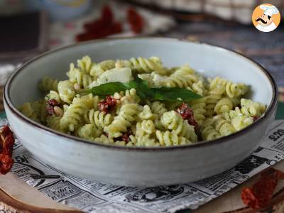 Koude pasta met courgettepesto, buffelmozzarella en zongedroogde tomaten