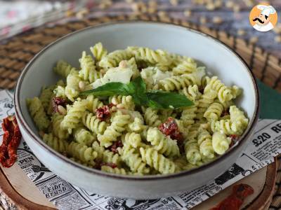 Koude pasta met courgettepesto, buffelmozzarella en zongedroogde tomaten - foto 2