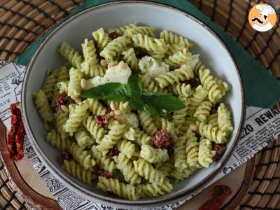 Koude pasta met courgettepesto, buffelmozzarella en zongedroogde tomaten - foto 4