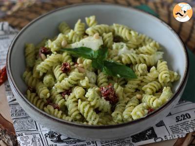 Koude pasta met courgettepesto, buffelmozzarella en zongedroogde tomaten - foto 5