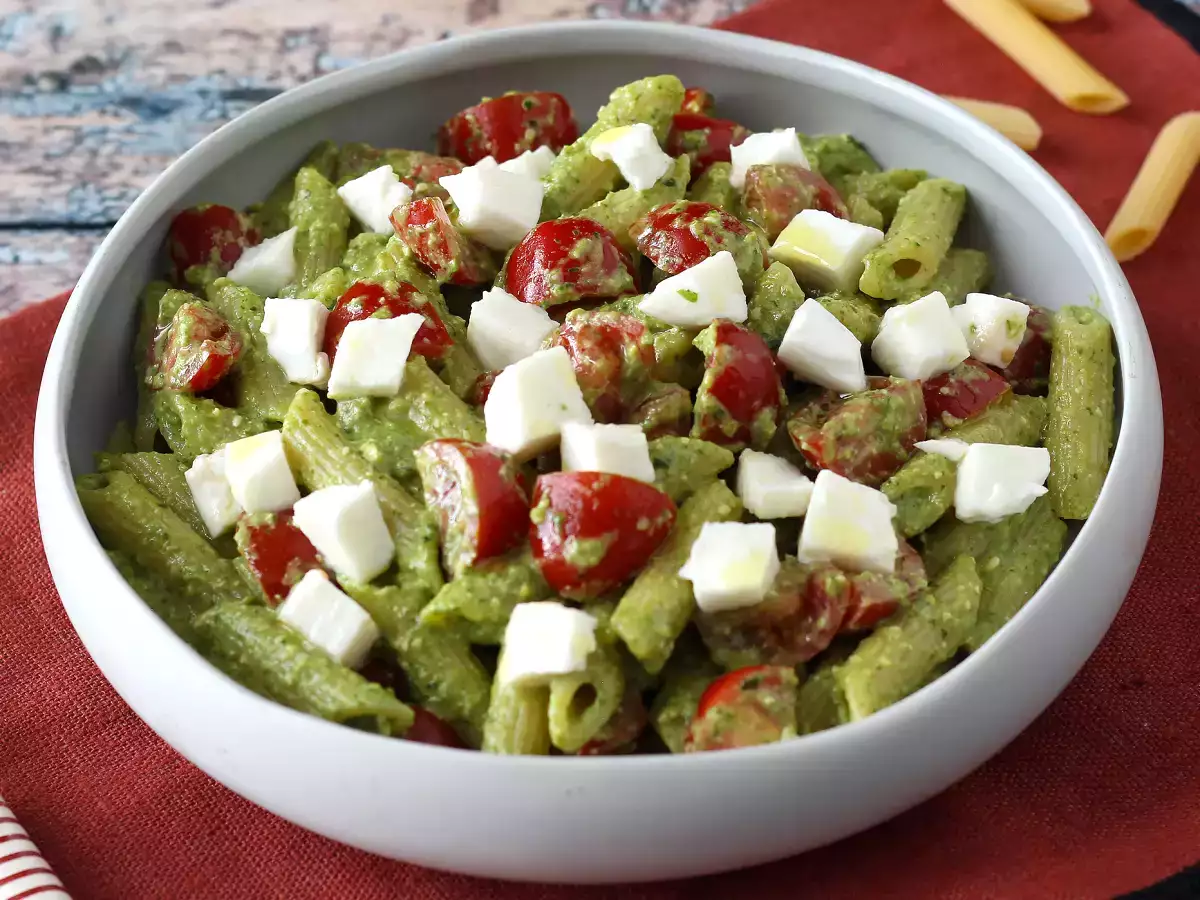 Koude pasta met rucolapesto, kerstomaatjes en mozzarella: het frisse en snelle zomerrecept - foto 2