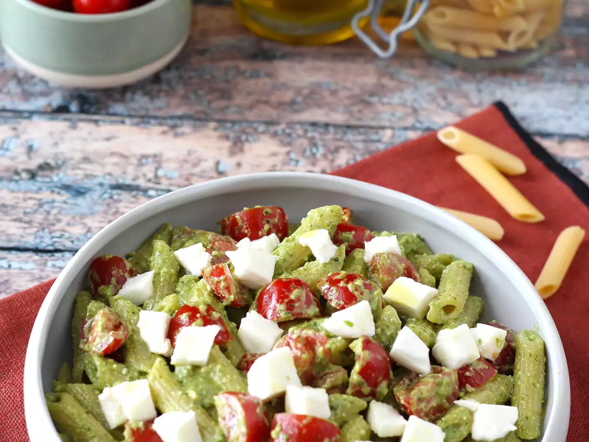 Koude pasta met rucolapesto, kerstomaatjes en mozzarella: het frisse en snelle zomerrecept - foto 5