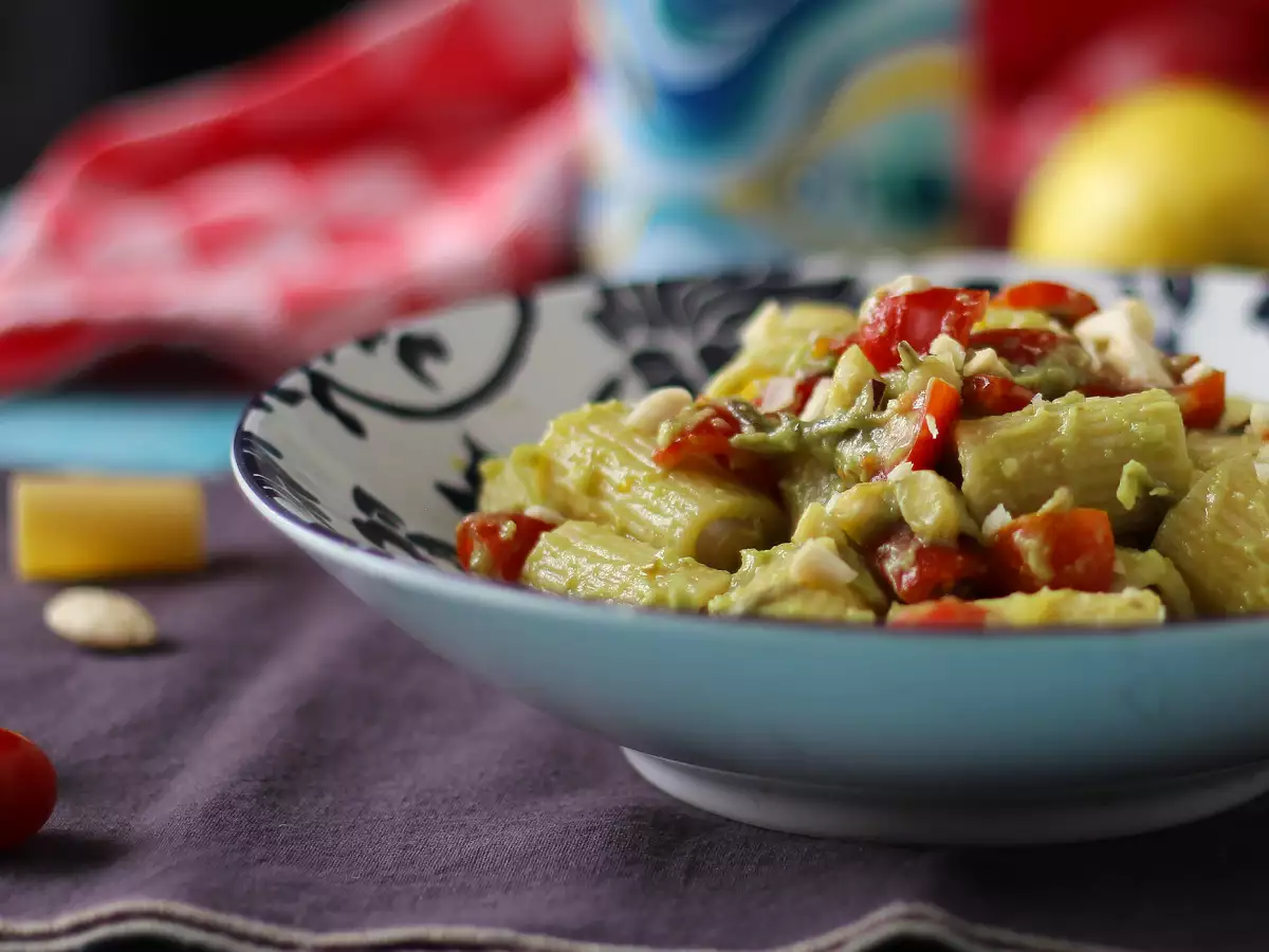 Koude pastasalade met avocadocrème, amandelen en kerstomaatjes: vegetarisch en heerlijk! - foto 3