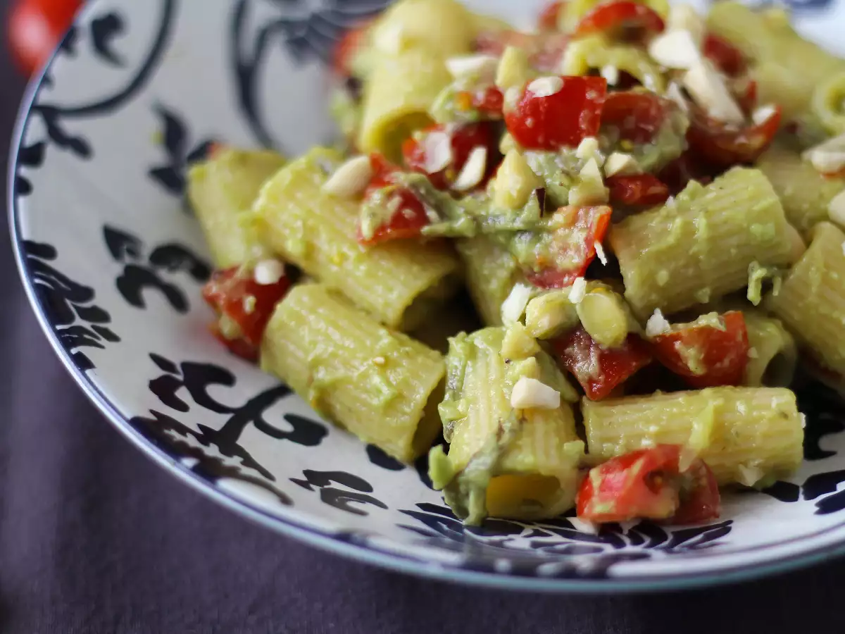 Koude pastasalade met avocadocrème, amandelen en kerstomaatjes: vegetarisch en heerlijk! - foto 5