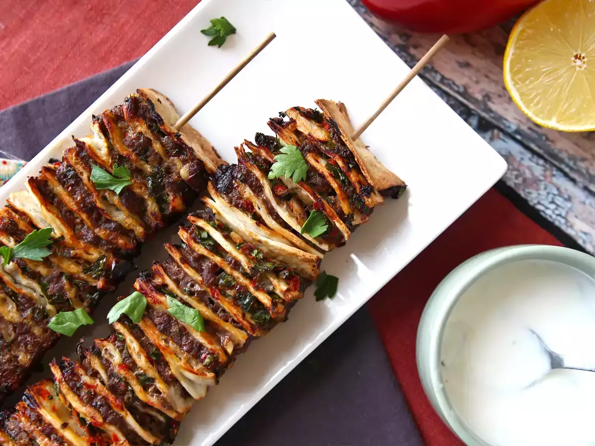 Lavash kebab met tortilla's, de beroemde gemakkelijke ovengebakken kebab!
