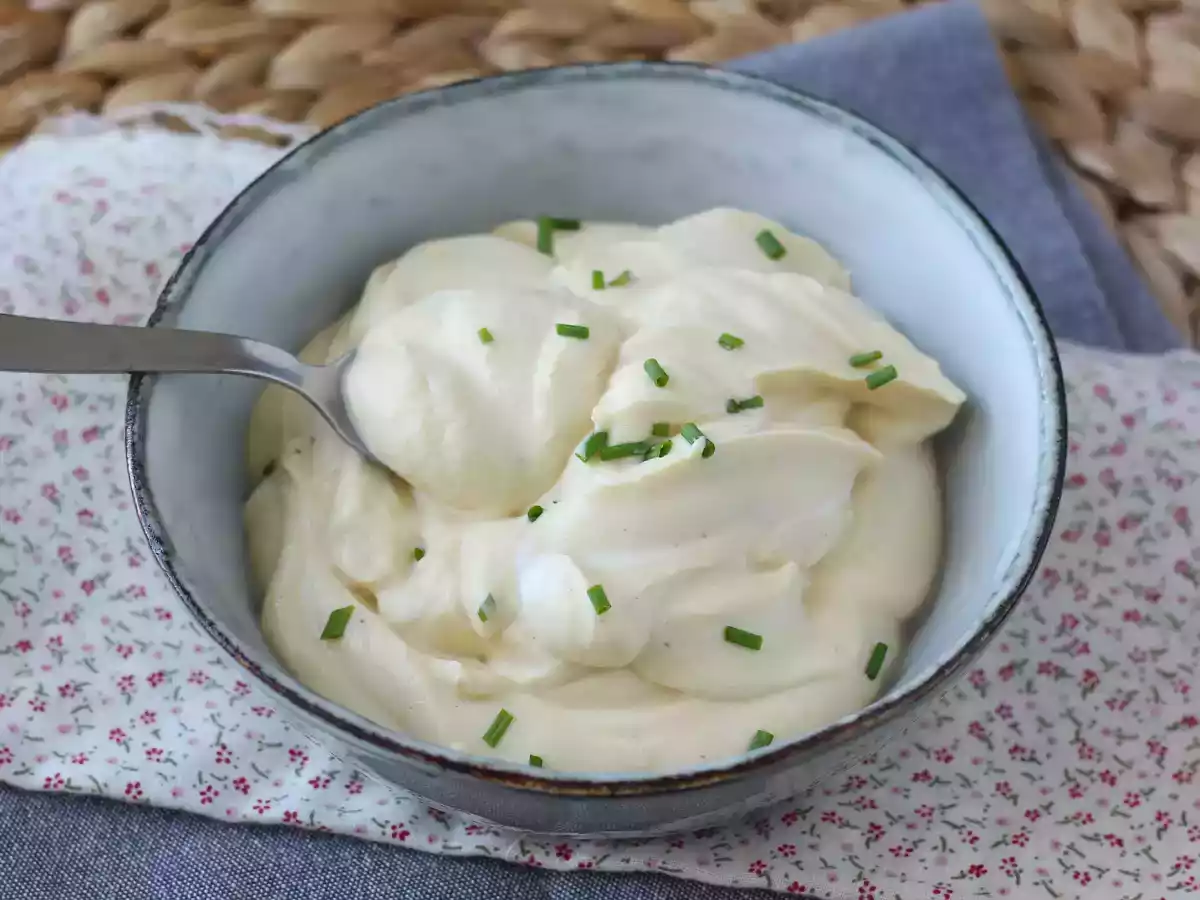 Lichte mayonaise met hardgekookte eieren en zonder olie! Perfect als je geen rauwe eieren mag eten! - foto 3
