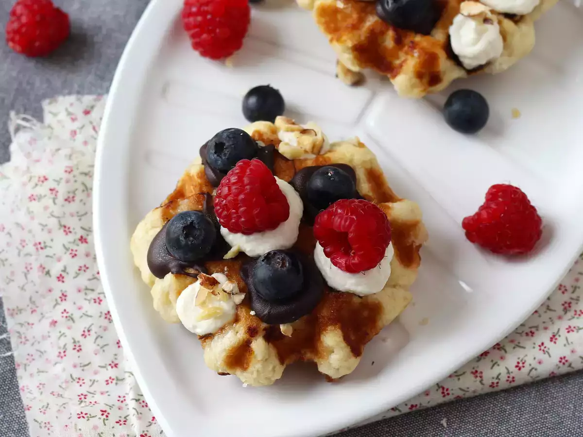 Luikse wafels met fruit, chocolade en slagroom - foto 2