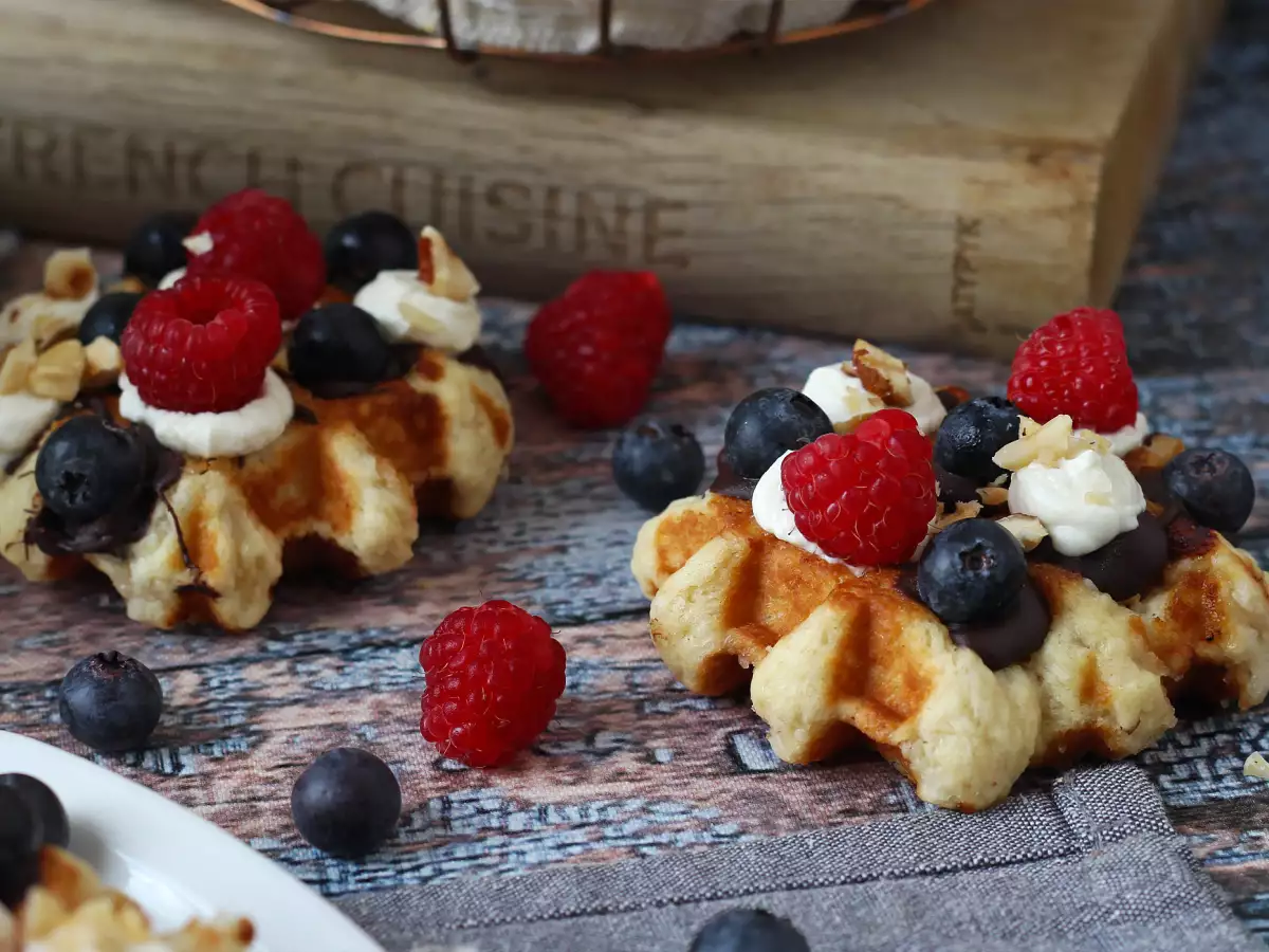 Luikse wafels met fruit, chocolade en slagroom - foto 3