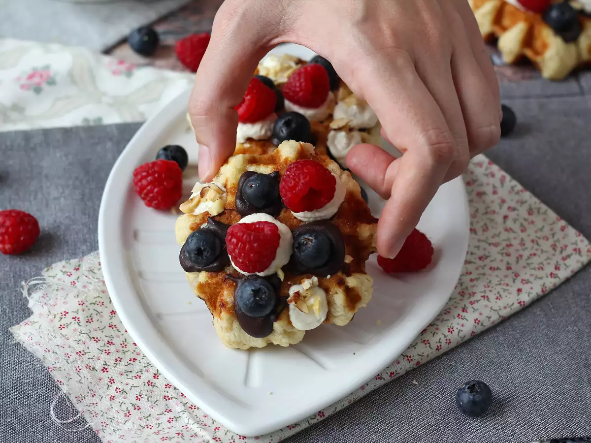 Luikse wafels met fruit, chocolade en slagroom - foto 4