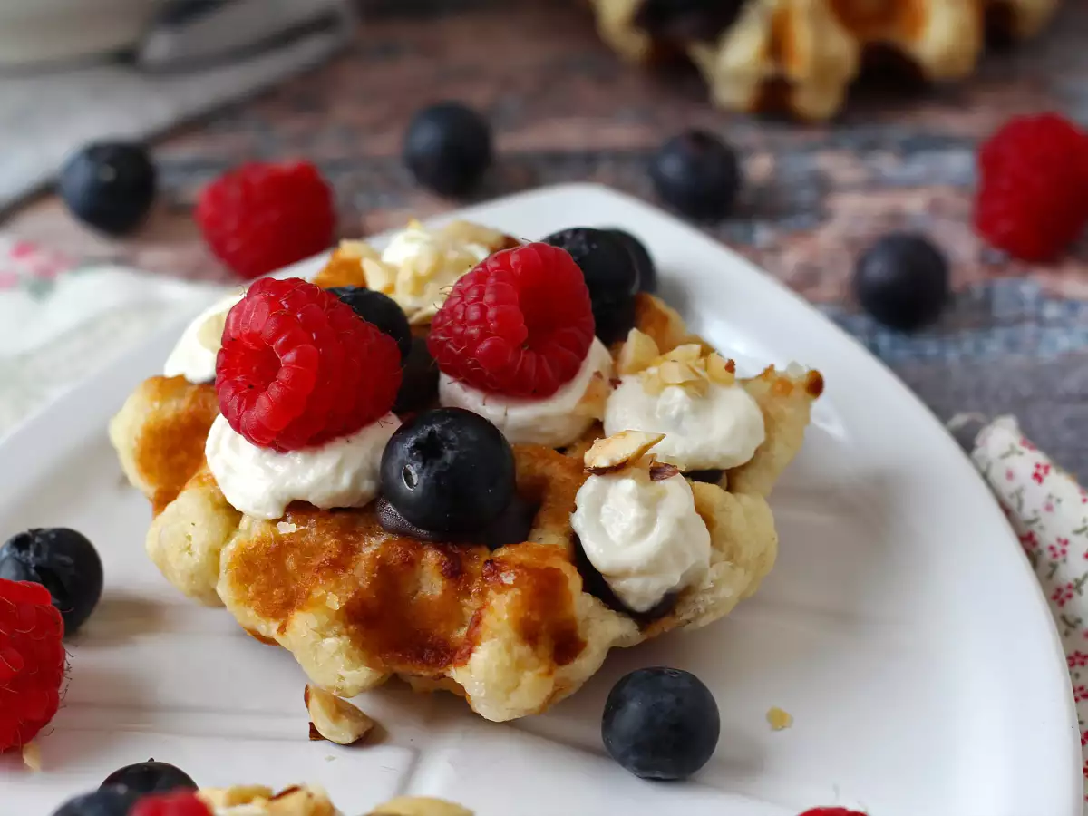 Luikse wafels met fruit, chocolade en slagroom - foto 9