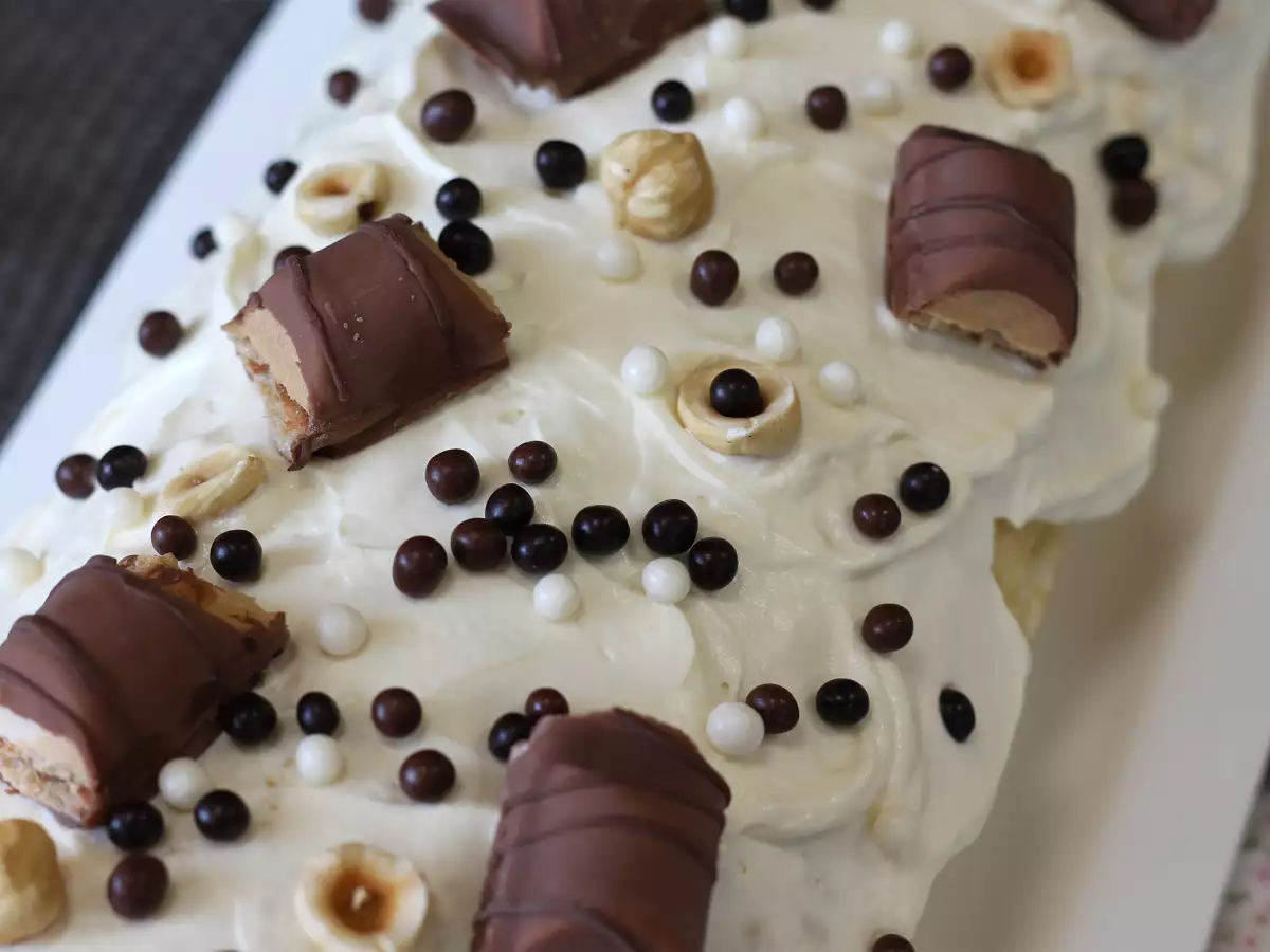 Makkelijke Kinder Bueno-rolcake, perfect als verjaardagstaart of kerststronk! - foto 7