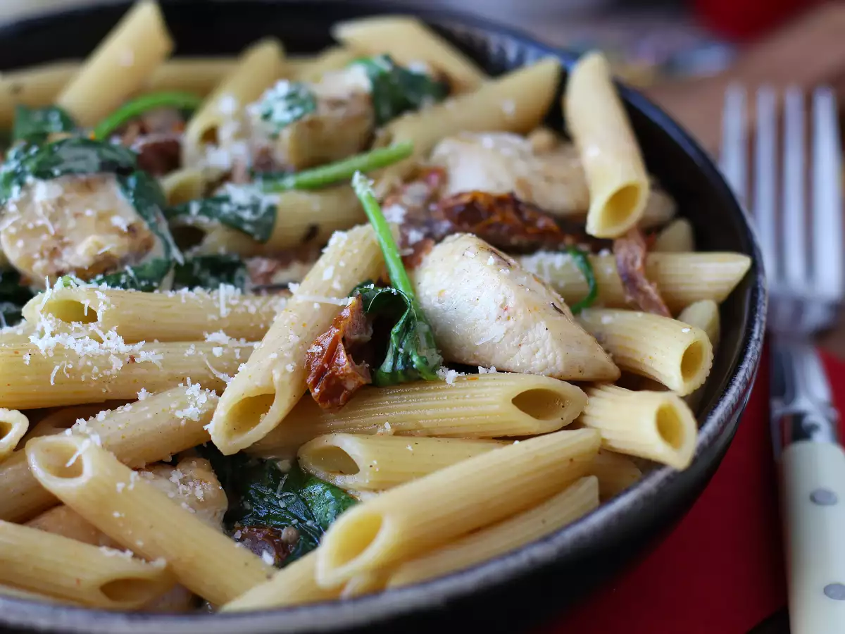 Marry Me Chicken Pasta: romige pasta met kip, gedroogde tomaten en parmezaan - foto 4