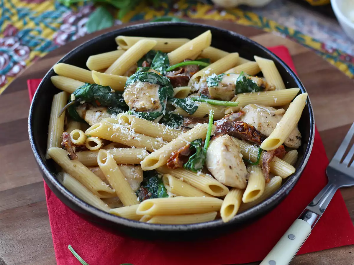 Marry Me Chicken Pasta: romige pasta met kip, zongedroogde tomaten en Parmezaanse kaas - foto 2