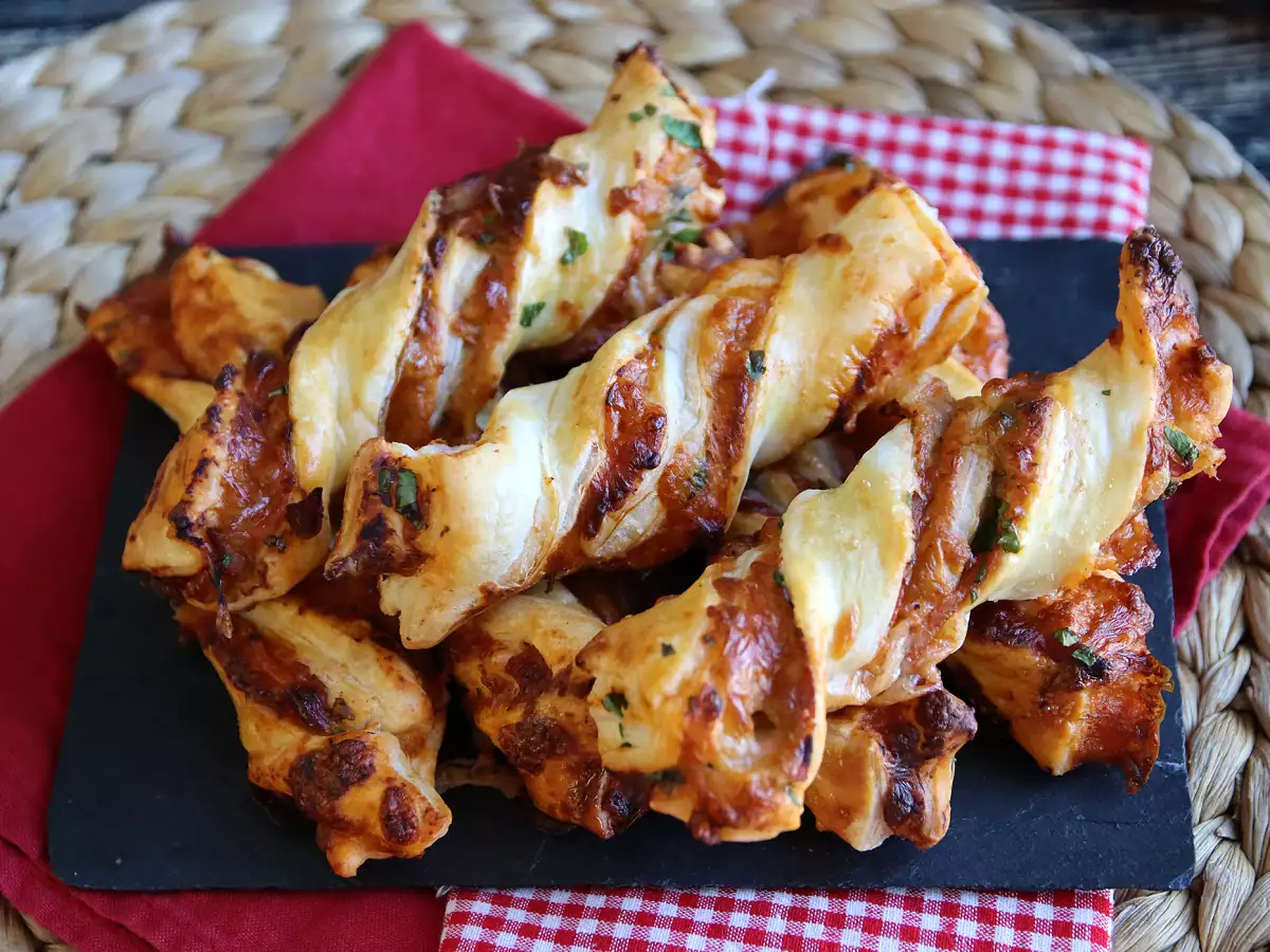 Maxi-bladerdeegtwists (tomaat, ham, mozzarella, peterselie)
