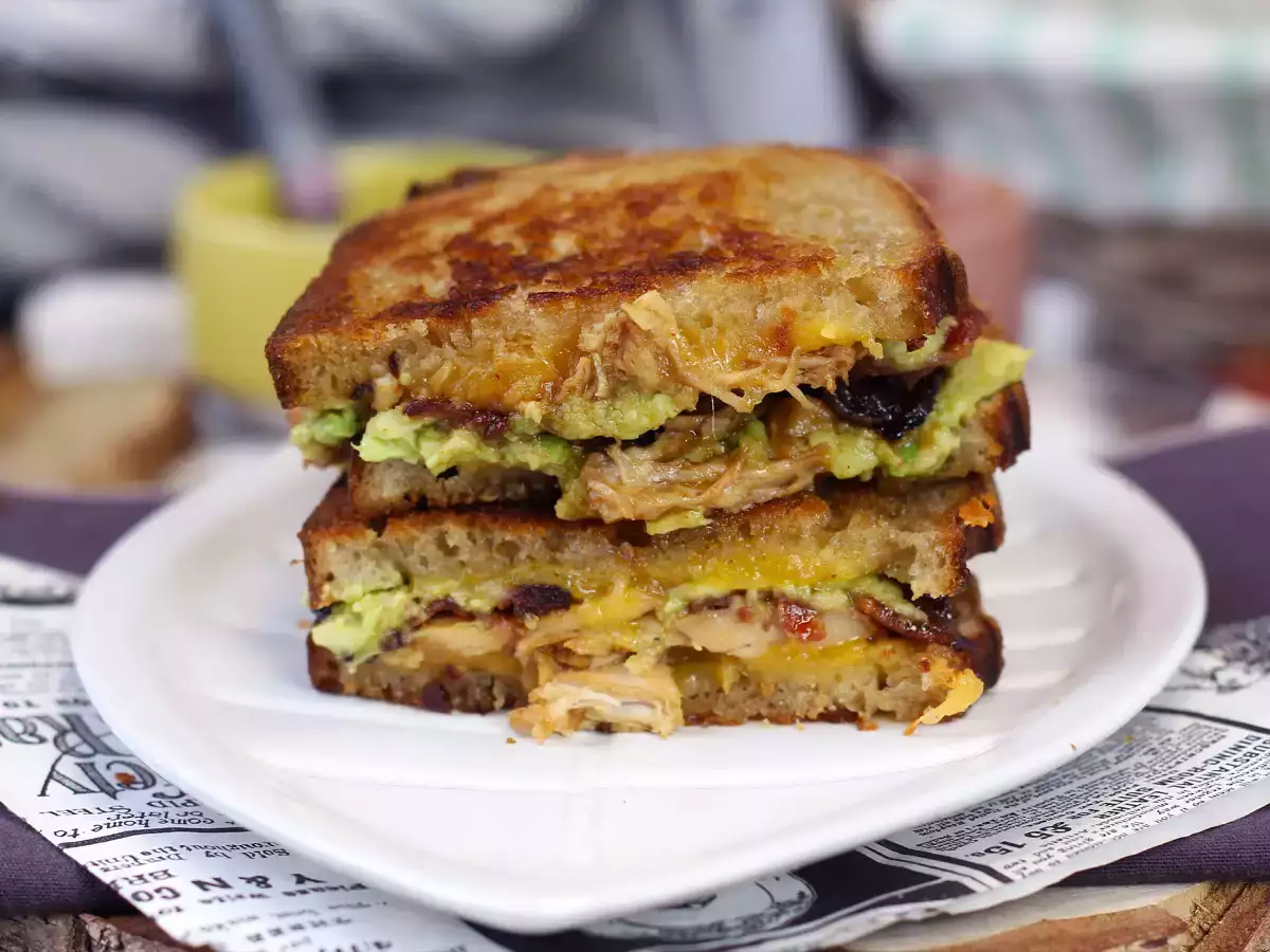 Maxi grilled cheese sandwich op Amerikaanse wijze: kip, avocado en bacon - foto 2