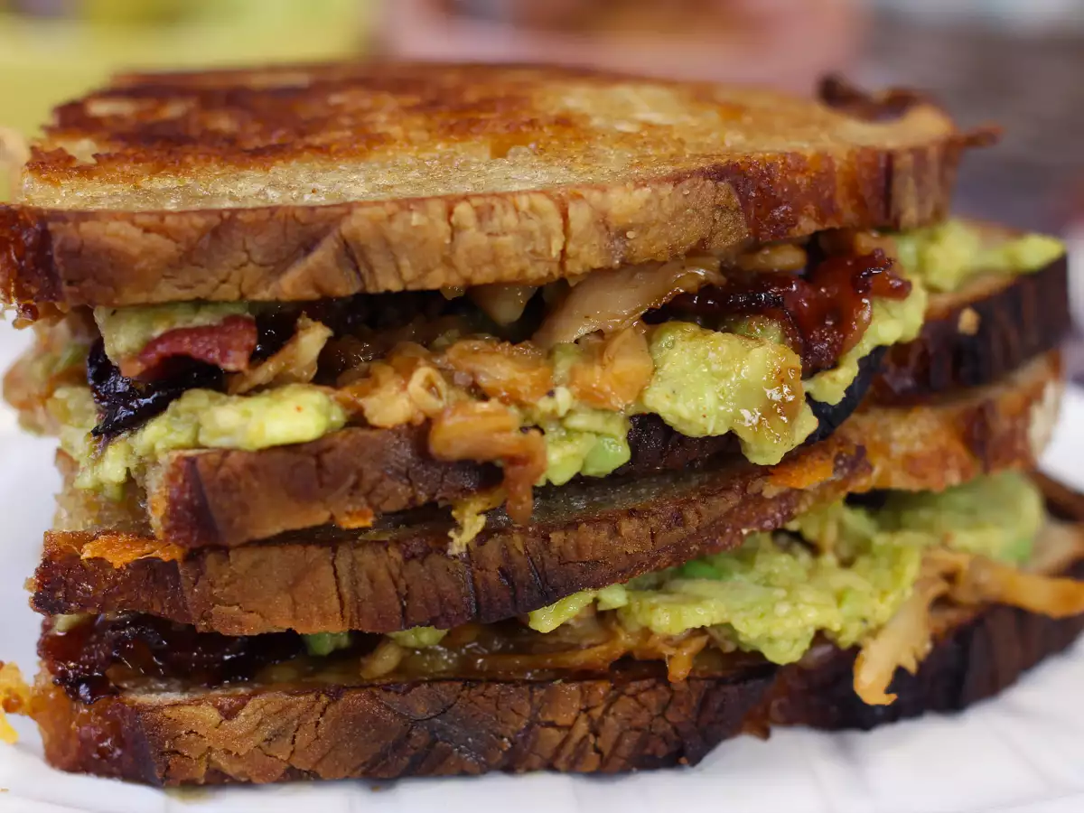 Maxi grilled cheese sandwich op Amerikaanse wijze: kip, avocado en bacon - foto 3