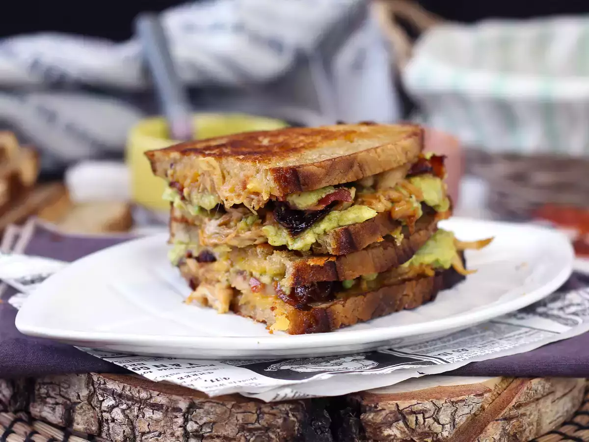 Maxi grilled cheese sandwich op Amerikaanse wijze: kip, avocado en bacon - foto 4