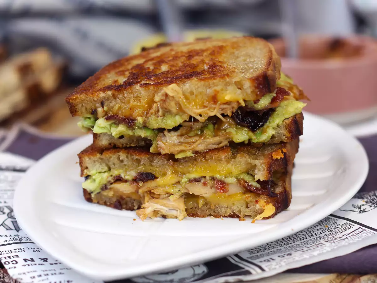 Maxi grilled cheese sandwich op Amerikaanse wijze: kip, avocado en bacon - foto 5