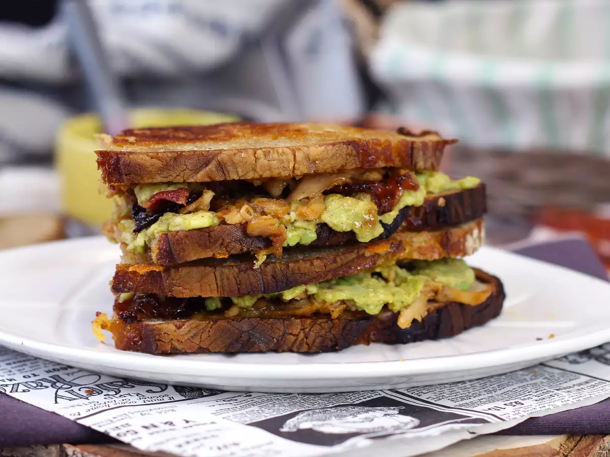 Maxi grilled cheese sandwich op Amerikaanse wijze: kip, avocado en bacon - foto 6