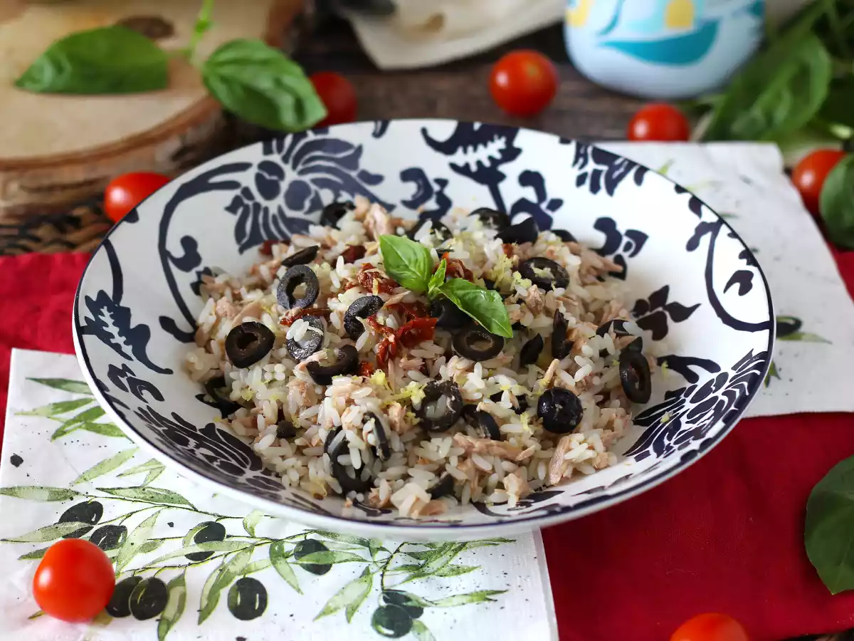 Mediterrane rijstsalade: tonijn, olijven, zongedroogde tomaten en citroen