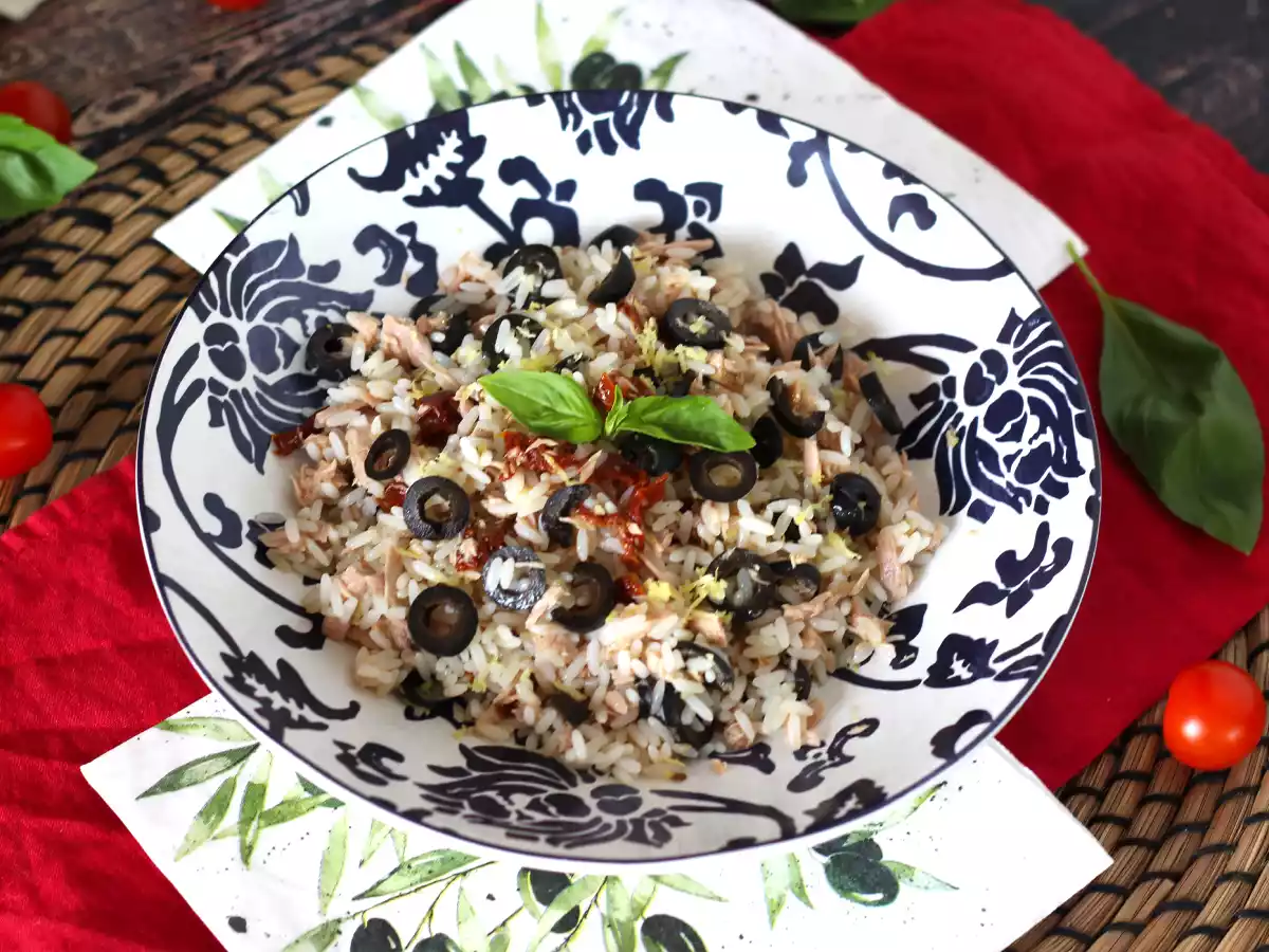 Mediterrane rijstsalade: tonijn, olijven, zongedroogde tomaten en citroen - foto 2