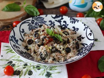 Mediterrane rijstsalade: tonijn, olijven, zongedroogde tomaten en citroen