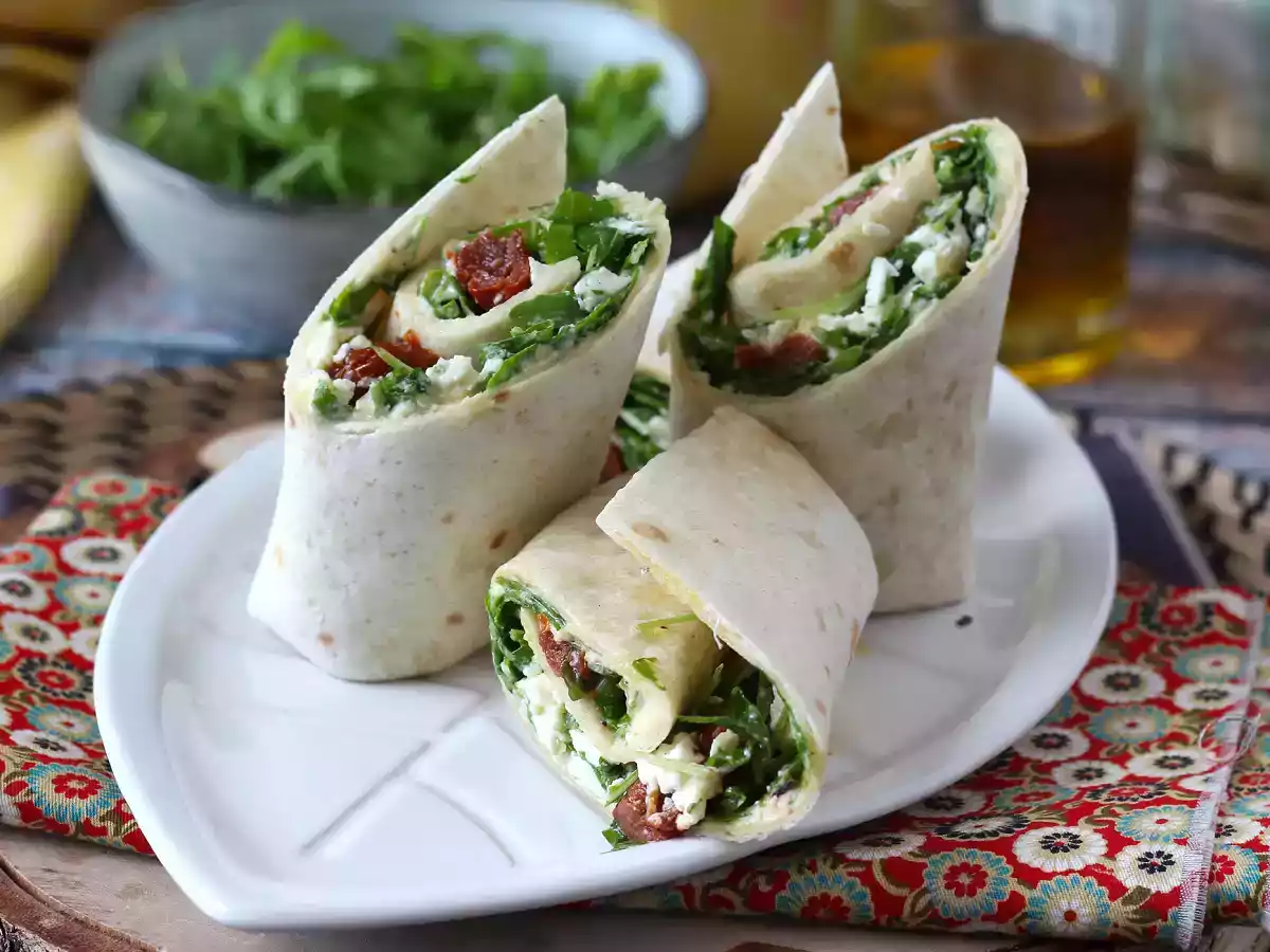 Mediterrane wrap gevuld met hummus, rucola, paprika en feta