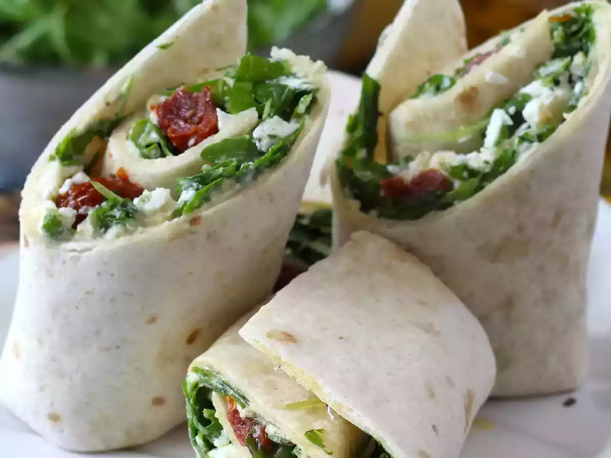 Mediterrane wrap gevuld met hummus, rucola, paprika en feta - foto 2