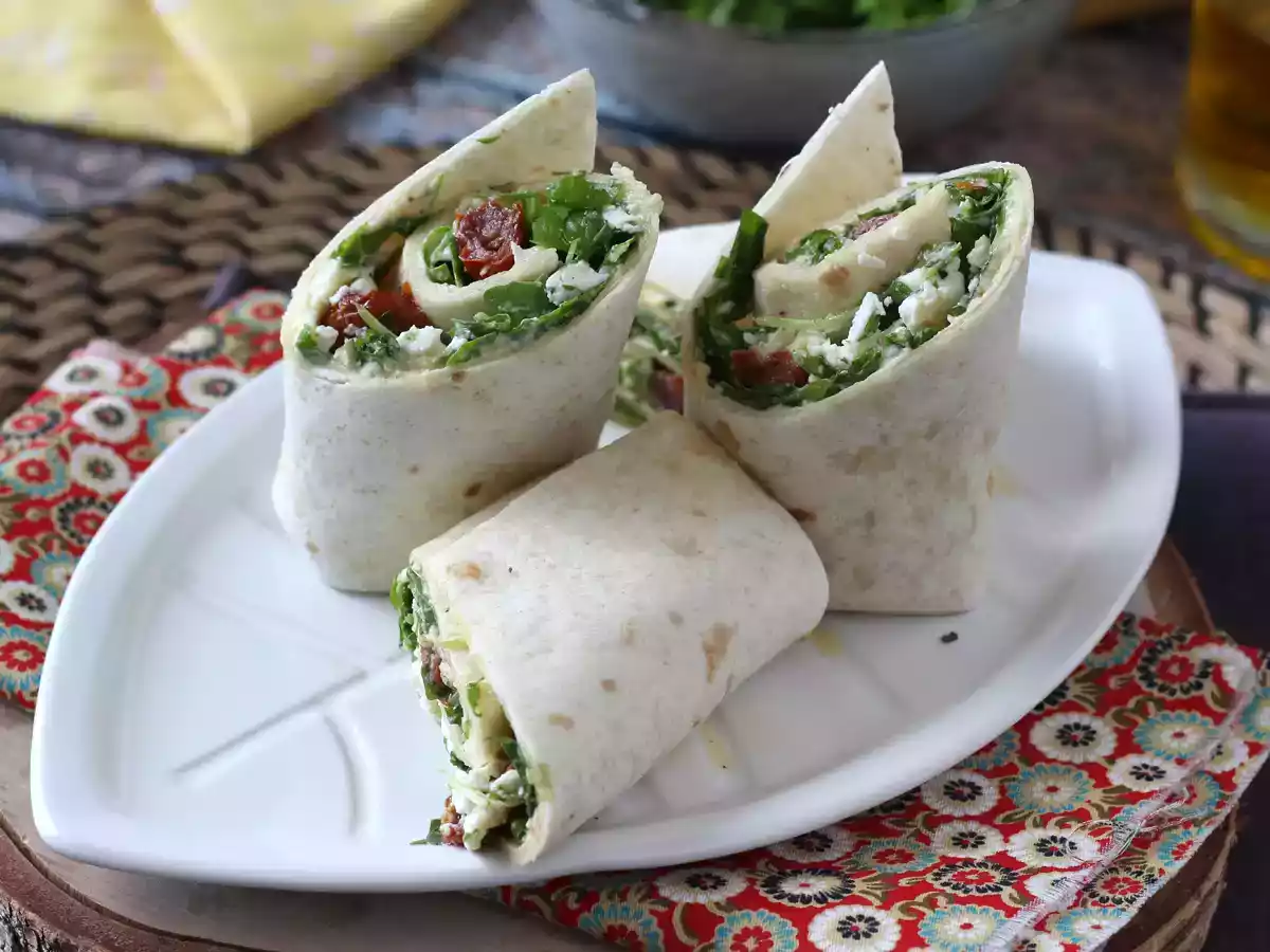 Mediterrane wrap gevuld met hummus, rucola, paprika en feta - foto 3