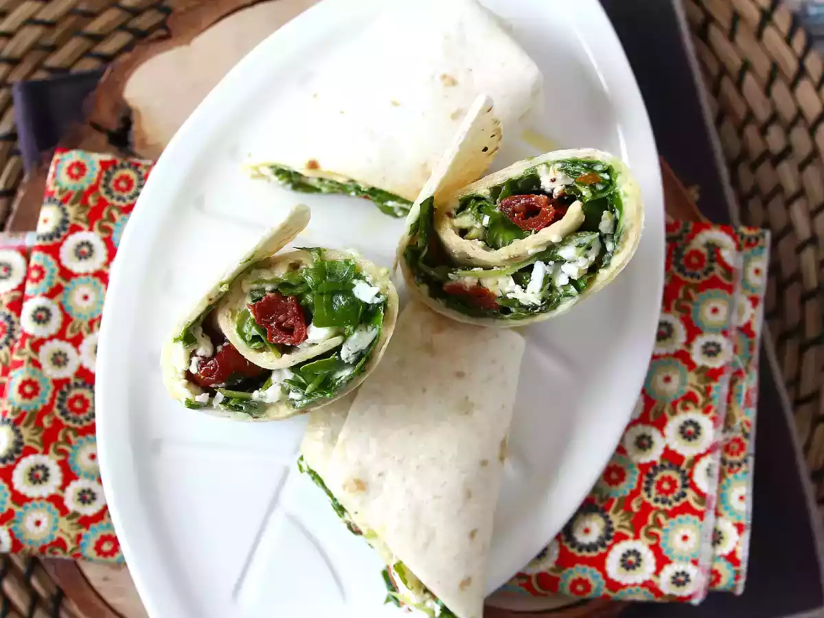 Mediterrane wrap gevuld met hummus, rucola, paprika en feta - foto 4