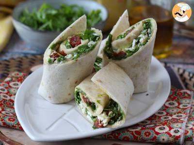 Mediterrane wrap gevuld met hummus, rucola, paprika en feta