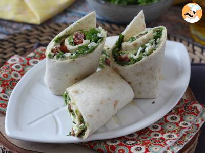 Mediterrane wrap gevuld met hummus, rucola, paprika en feta - foto 3