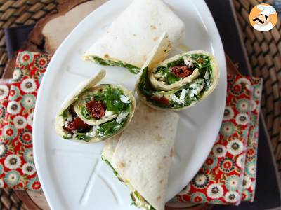 Mediterrane wrap gevuld met hummus, rucola, paprika en feta - foto 4