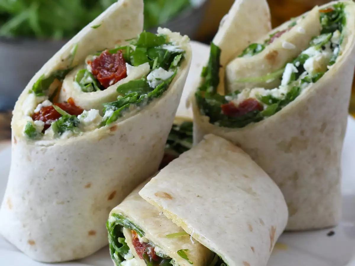 Mediterrane wrap met hummus, rucola, paprika en feta - foto 2