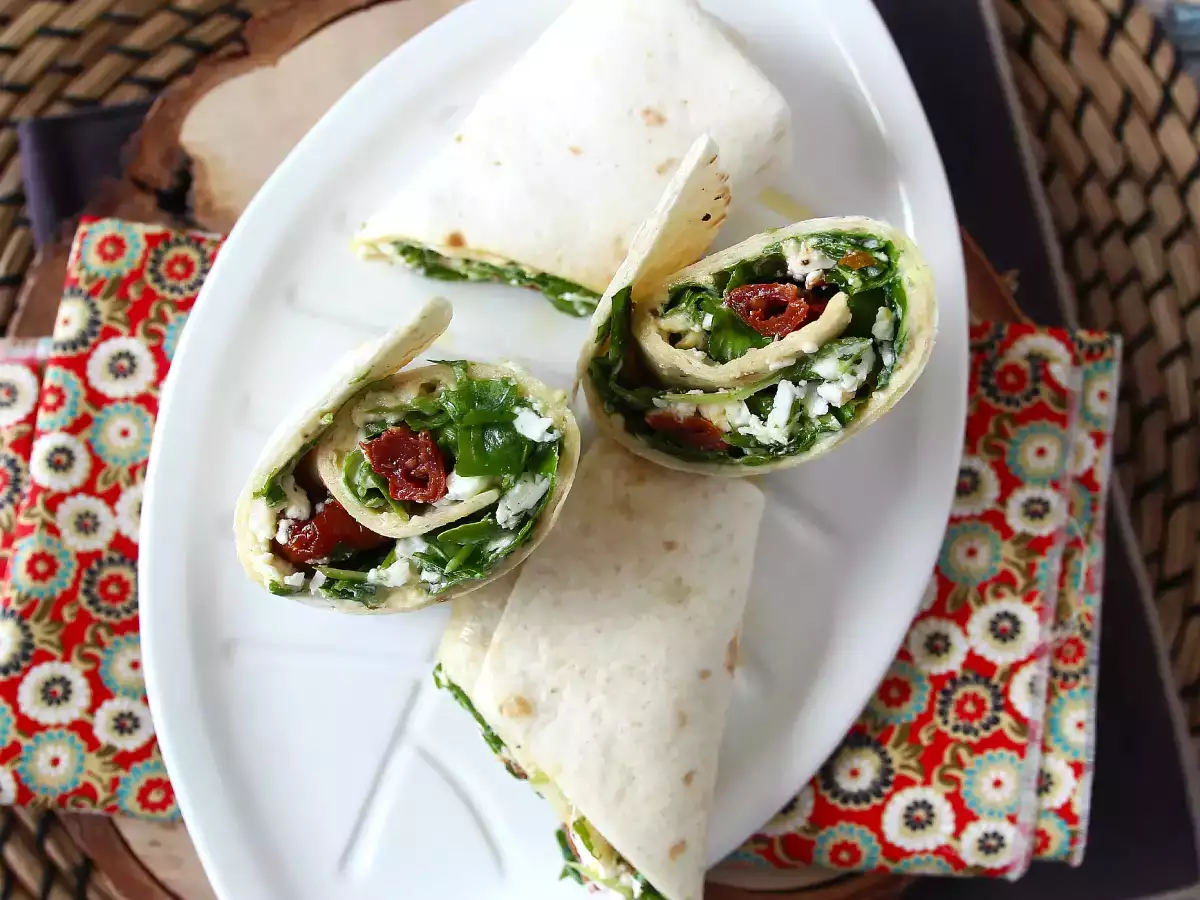 Mediterrane wrap met hummus, rucola, paprika en feta - foto 4