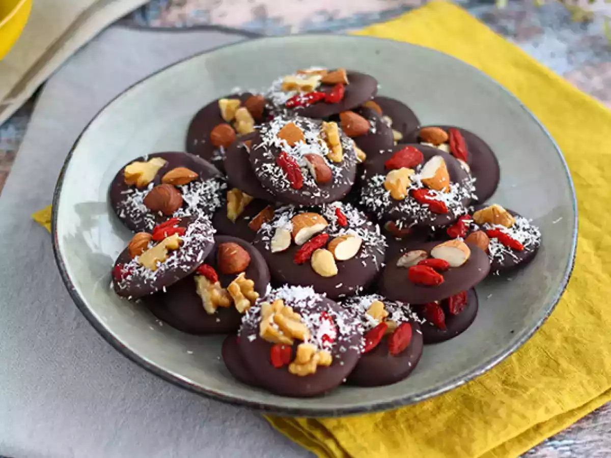 Mendiants, chocolade met gedroogd fruit