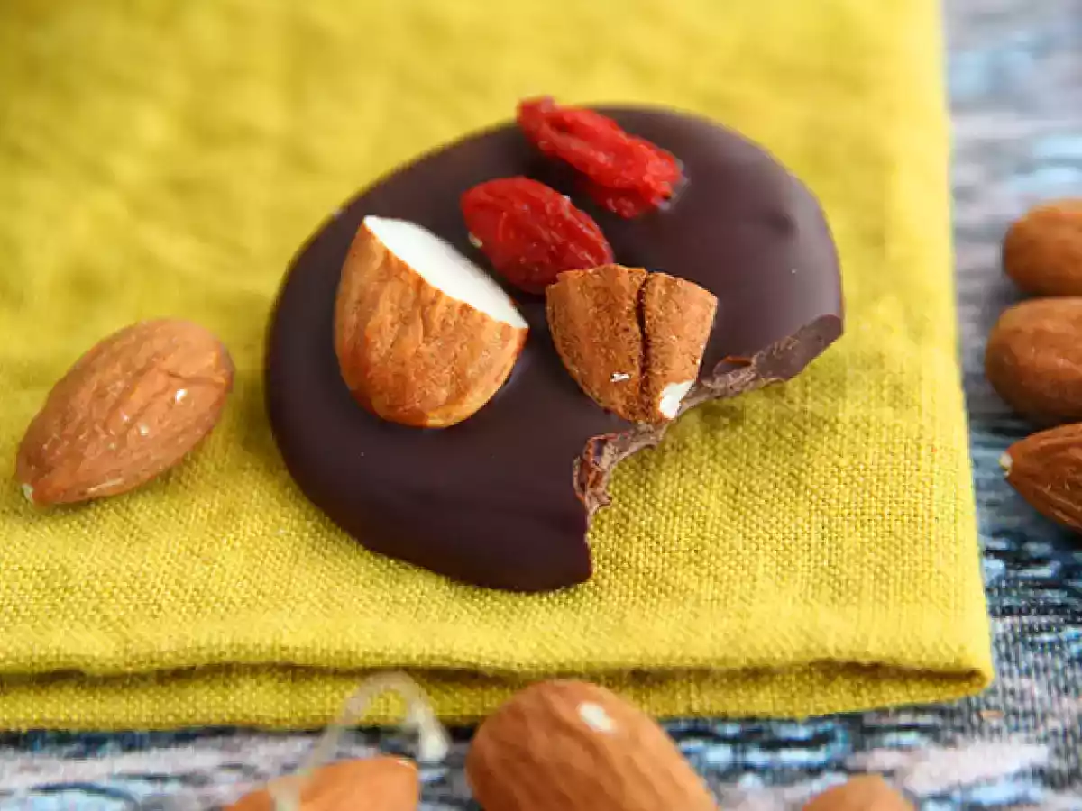 Mendiants, chocolade met gedroogd fruit - foto 3