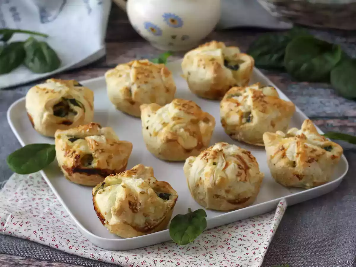 Mini bladerdeeggebakjes met spinazie en geitenkaas