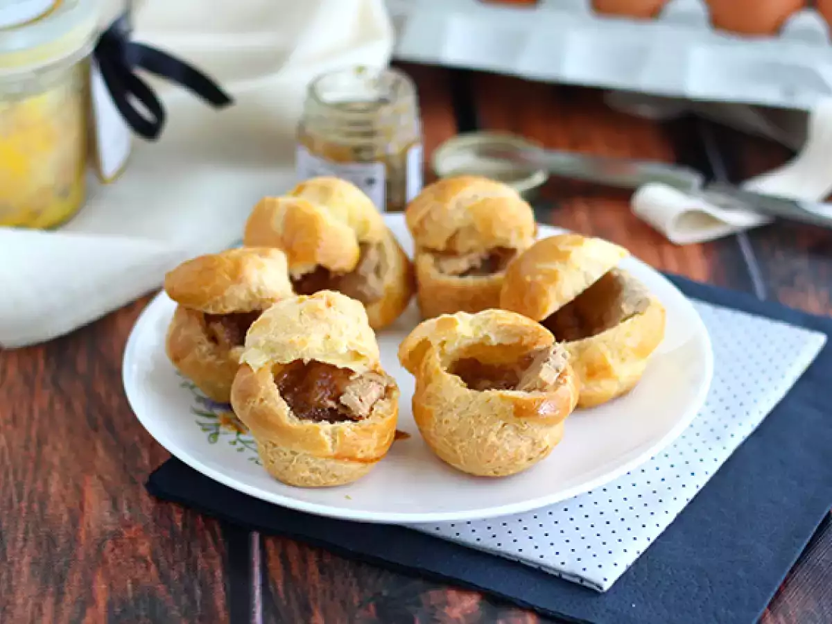Mini-soesjes met foie gras en uienconfiture